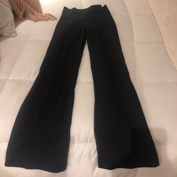 Lululemon wide leg pant never worn . No tags - Picture 2 of 3